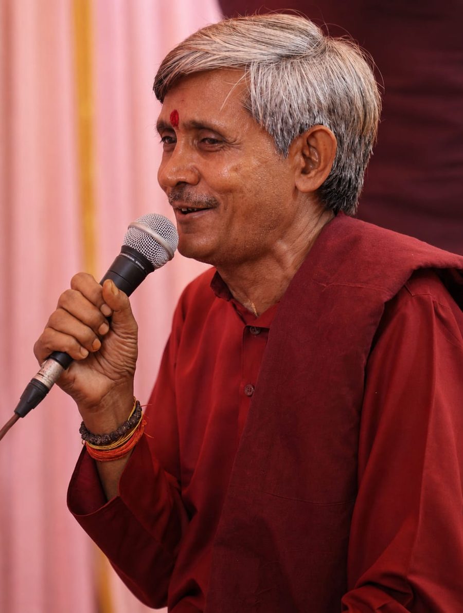 Pandit Shitalaprasad Mishra speaking at a religious gathering